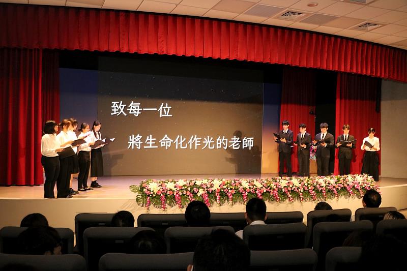 學生追思表演，向大體老師致上誠摯敬意與感謝。