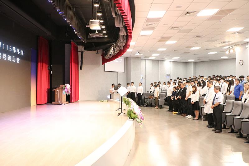 中國醫藥大學舉辦115學年度「大體老師感恩追思會」，全體默哀，向無私奉獻生命、成就醫學教育的大體老師致上誠摯敬意與追思。