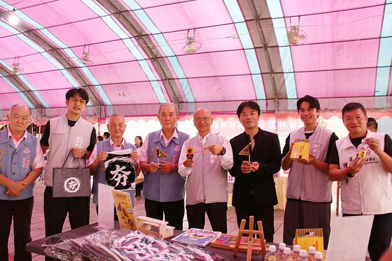 陳永豐副市長參觀文創小物。