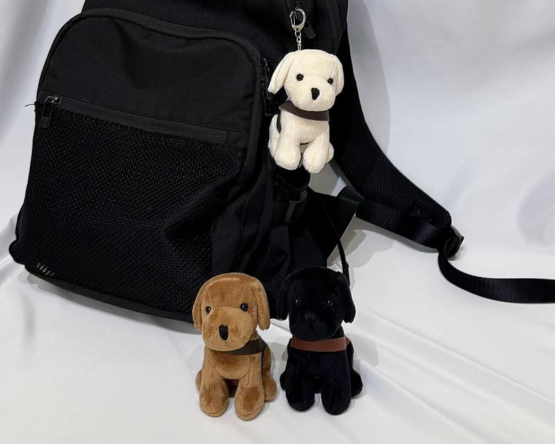 黑、棕、白3款「天使隨行吊飾鑰匙圈」,以導盲犬的溫暖形象為靈感,讓公益不只停留在活動,更陪伴每一天的生活。(資料來源:臭味滾)