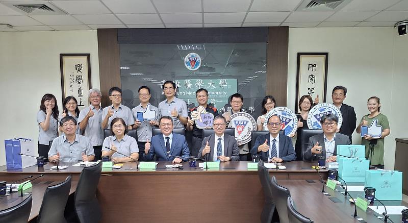高醫大與臺鹽雙方團隊合影。