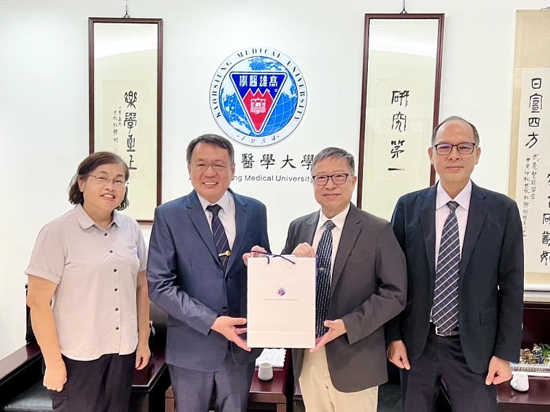 高醫大校長余明隆(右2)致贈紀念品予臺鹽董事長丁彥哲(左2)。
