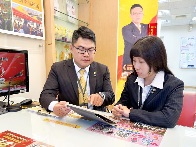 陳冠穎店長(圖左)指出,AI能協助增加練習的「量」,真人教學則進一步提升學習的「質」,兩者相互搭配,也讓帶教更有方向、更貼近新人的實際需求。