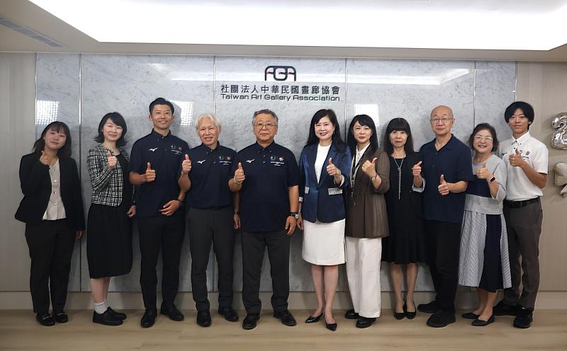 京都府副知事來訪畫廊協會,左5:京都府副知事古川博規、左6:畫廊協會秘書長暨臺南市美術館董事長游文玫、右4:台灣.台北京都俱樂部會長內片貴子。