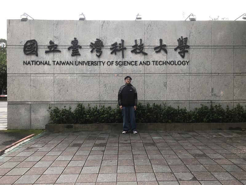 杜維恩過去為了升學目標,曾特地到臺科大校門前拍照留念;如今如願錄取臺科大電機工程系,曾經對大學生活的想像也正式成為現實。