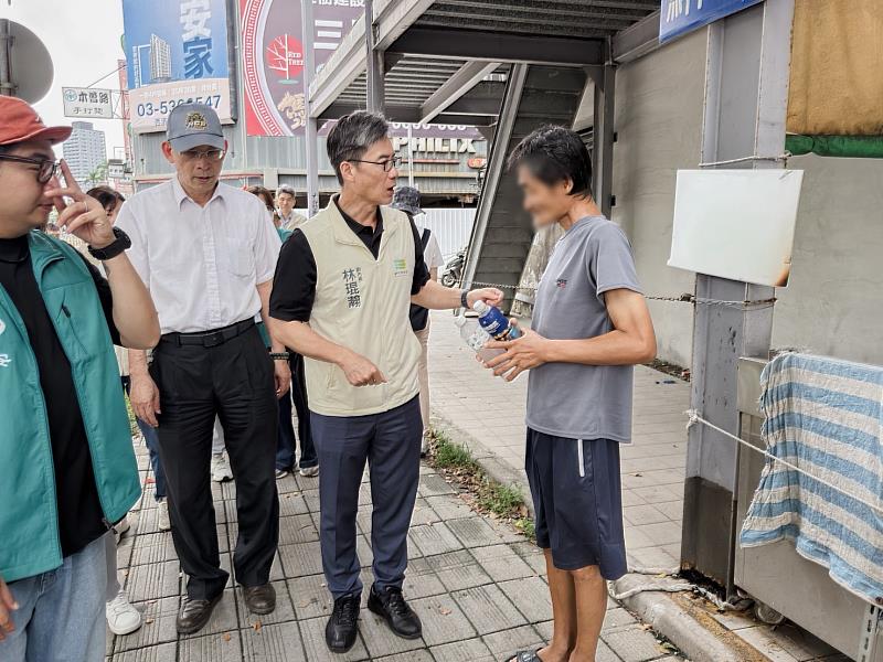 新竹市政府跨局處關懷街友。