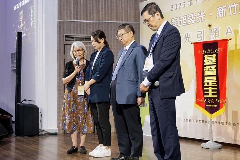 牧師為縣市首長、縣市政府一級主管及政治從業人員禱告。