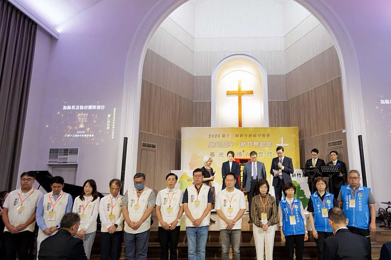 牧師為縣市首長、縣市政府一級主管及政治從業人員禱告。