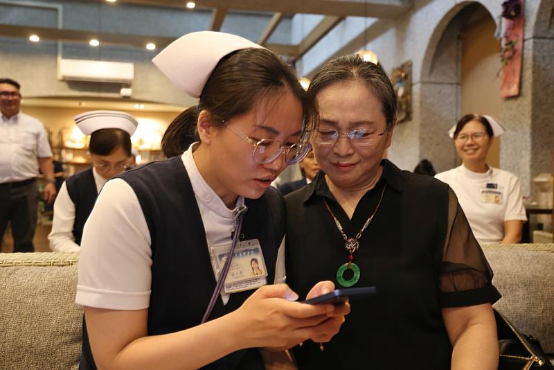 花蓮慈濟醫院乳癌個管師羅玉杏與慈馨聯誼會(乳癌病友會)會長高秀雲分享使用護理阿難的訣竅。