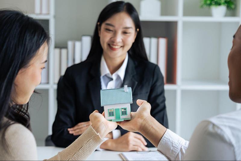 信義房屋以十大守護保障，協助屋主在複雜市場環境中順利賣屋。