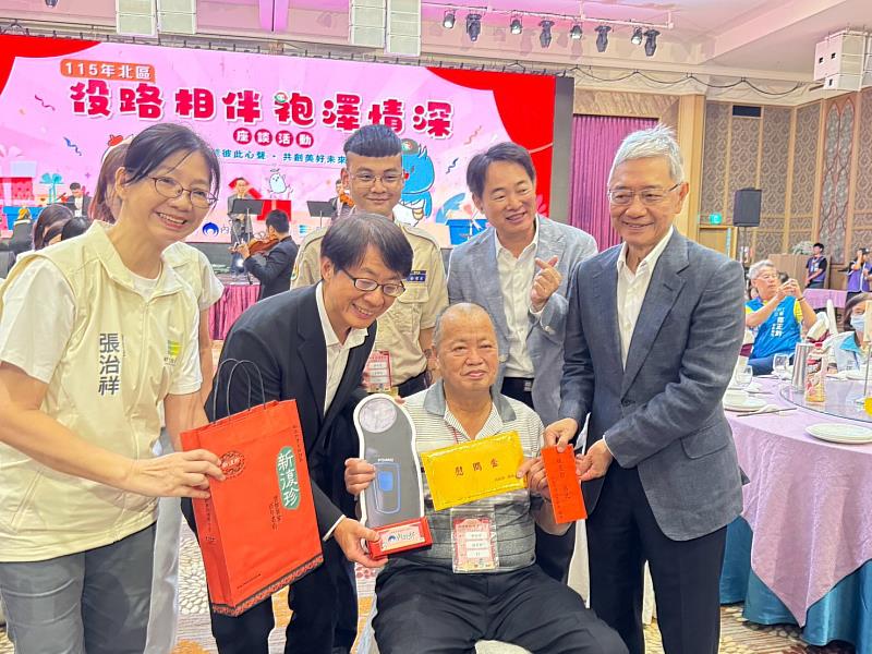 致贈秋節慰問金及竹市伴手禮