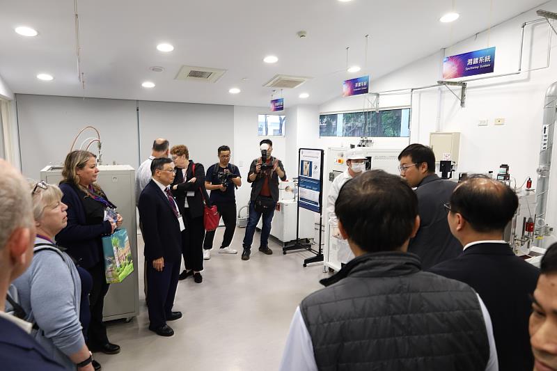 美國高教代表走訪亞大半導體研究實驗室，專注聆聽製程技術與教學設備解說。