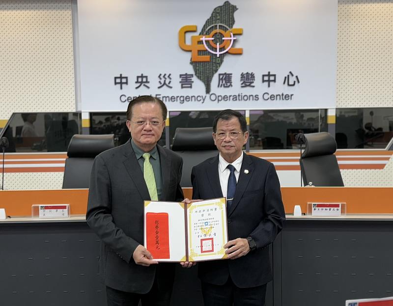 署長蕭煥章頒發獎狀及慰勞金新臺幣1萬元獎金。