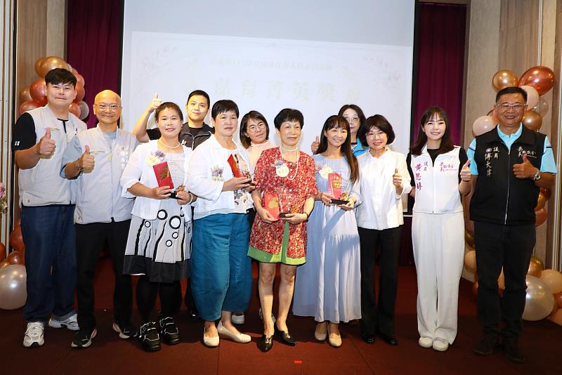 「嘉育菁英獎」得獎者合影。