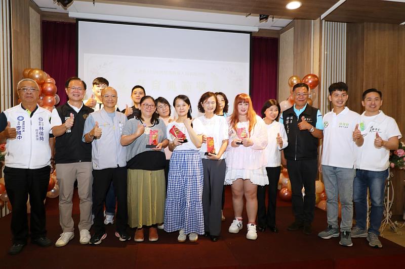 「嘉育典範獎」得獎者合影。