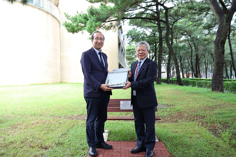 中央大學蕭述三校長(右)特別致贈紀念品給北川進教授(左),感謝他蒞臨中央大學,讓參與者一同感受大師的丰采。