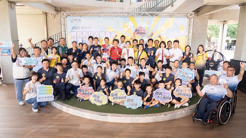 竹市體育有功人員表揚暨運動市集活動大合影。