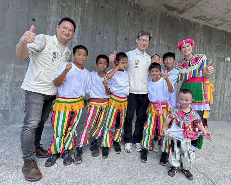 副市長林琨瀚與部落棒球小將合影。