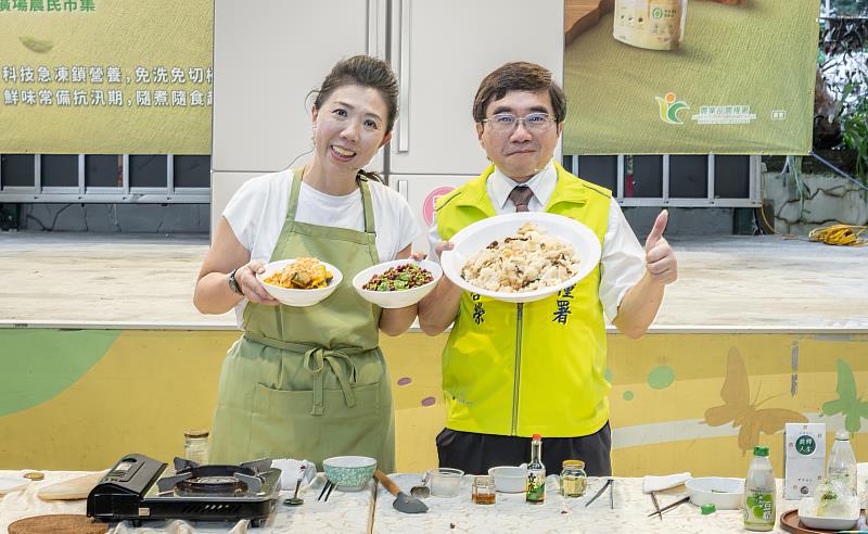 陳副署長與阿芳老師運用國產冷凍蔬菜及常備食品進行料理示範。