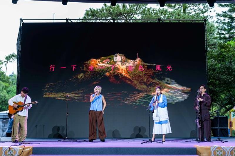 藝文界秋夜共聚臺北賓館－春麵樂隊以客語創作揭開序幕。（中華文化總會提供）