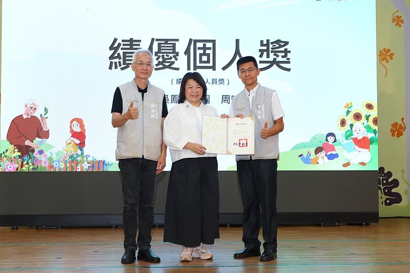 黃敏惠市長頒發績優工作人員獎予廖昭銘校長。