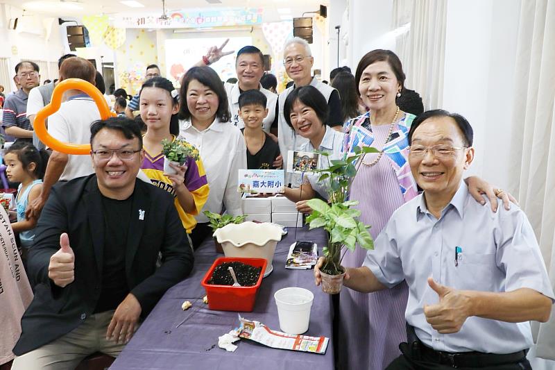 黃敏惠市長欣賞祖孫家庭共同完成的植栽作品。