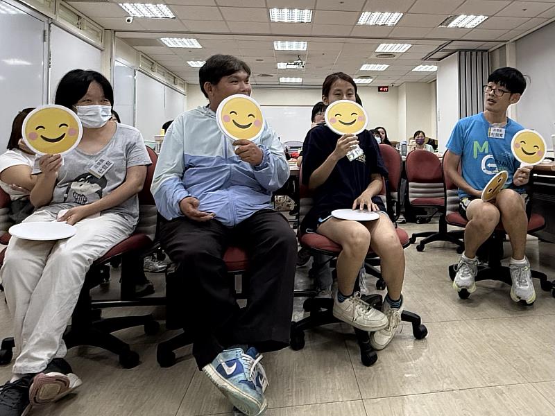 心智障礙青年給予易讀實作回饋。