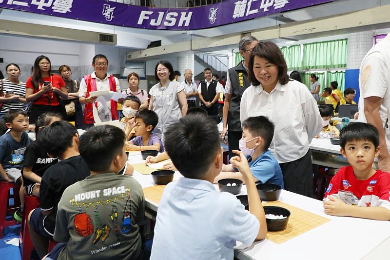 黃敏惠市長勉勵小棋手。