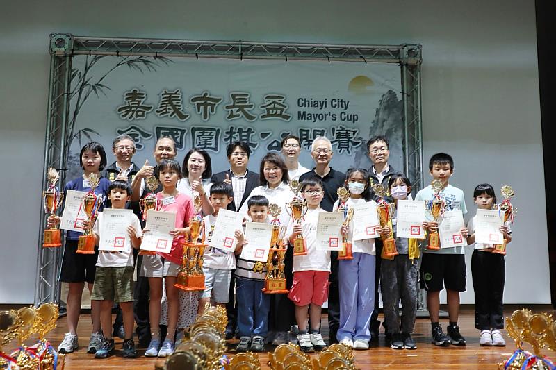 黃敏惠市長為得獎的小棋手頒獎。