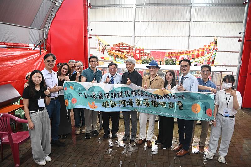 嘉藥USR團隊與日本貴賓於王船前拍照留念。