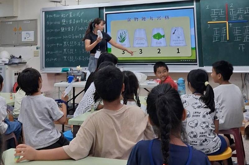 南大USR將食物鏈融入趣味遊戲，引導學生在互動體驗中理解生態關係，探索七股濕地生態奧妙。