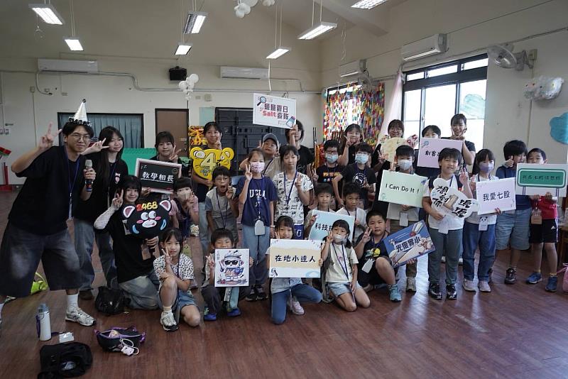 南大USR「鹽炎夏日Salt查隊」暑期英語科技營正式啟動，帶領學生探索七股鹽業與濕地特色。