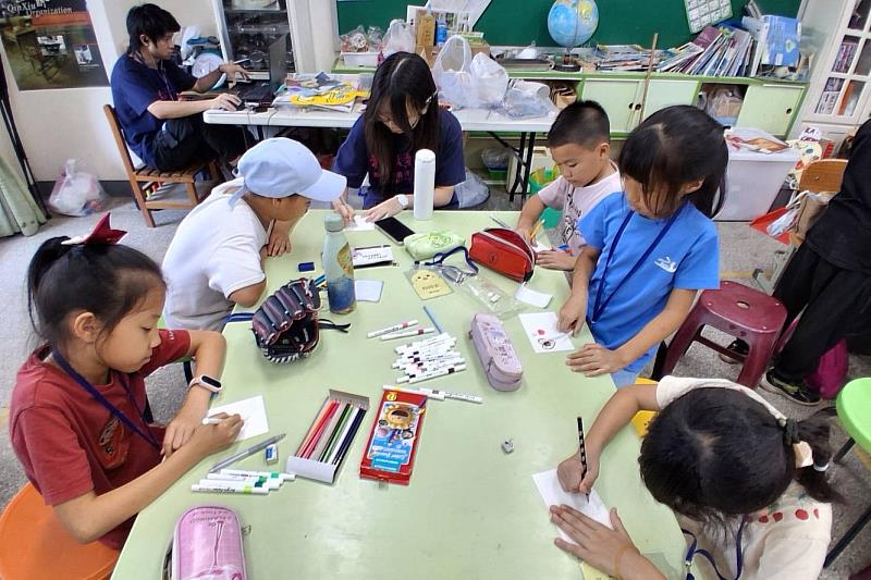 學生寫下3天營隊難忘回憶，南大USR將珍貴文字寄回學校，延續營隊學習與交流的溫暖記憶。