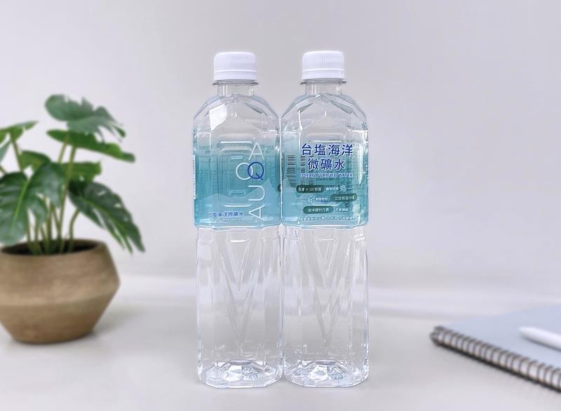 「台塩海洋微礦水Aqua8」採600ml輕巧瓶裝，簡約清新的設計融入海洋意象，為日常補水增添質感。