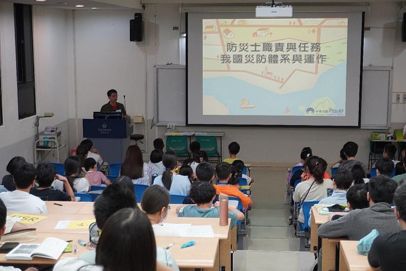 臺科大邱建國教授說明防災士職責、我國災防體系運作及近年災害特性。