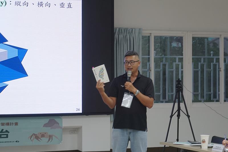 國立嘉義大學侯福成組長說明構造物對洄游生物的影響。