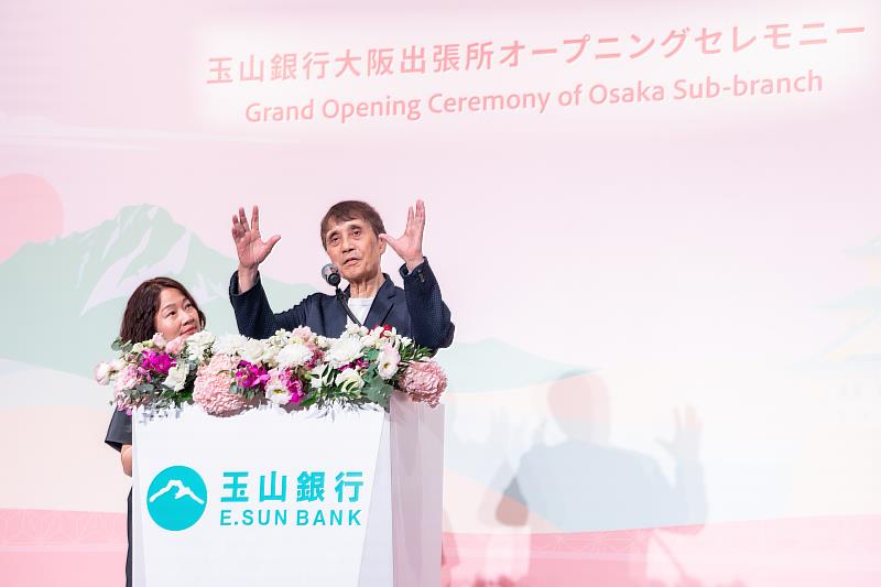玉山大阪出張所於9月4日開業，日本知名建築師安藤忠雄先生親臨現場祝賀，並肯定台灣企業與世界接軌的卓越實力。（圖／玉山金控提供）