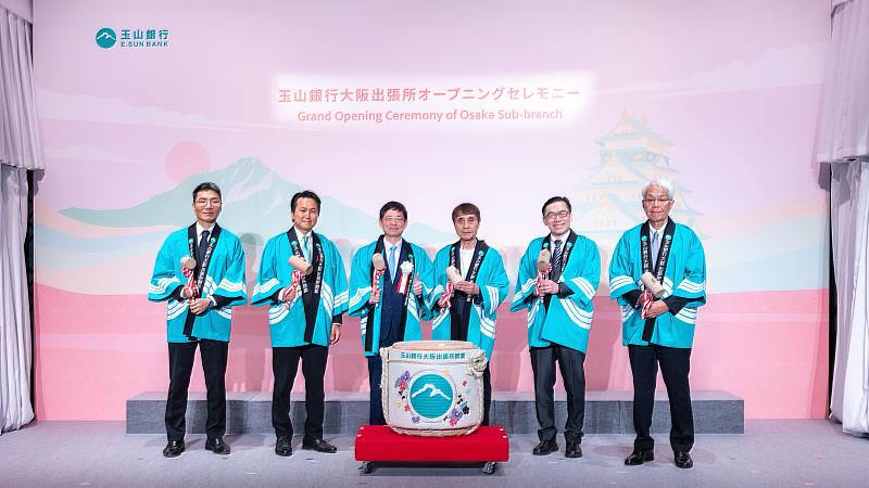 建築家安藤忠雄先生（右3起）、玉山金控董事長黃男州、眾議院議員岩谷良平、東京分行行長兼大阪出張所所長林國維、台北駐大阪經濟文化辦事處范振國處長（右2）、大阪商工會議所東和浩副會長（右）出席玉山大阪出張所開業晚宴，共同見證玉山深耕日本、串聯關東、關西及九州3大經濟圈的重要里程碑。（圖／玉山金控提供）