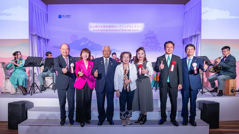 玉山創辦人黃永仁（左）、日本關西臺商協會會長中西美姬（左2）、玉山金控董事長黃男州（右）、眾議院議員岩谷良平（右2）、日本大阪台灣同鄉會會長謝美香（右3）出席玉山大阪出張所開業晚宴，展現台日雙方友好情誼。（圖／玉山金控提供）