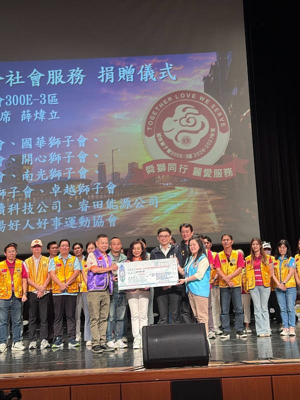 聯合捐贈合影:企業與公益夥伴共同投入睿田能源、在一起永續科技與國際獅子會300E-3區第六專區等夥伴,參與聯合社會服務及捐贈行動,支持社團法人台灣全人關懷照護服務協會。圖為捐贈儀式合影,呈現企業、社團與照護組織共同投入的合作成果。