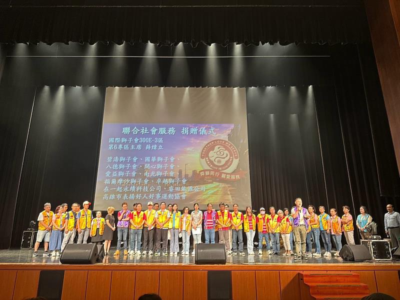 捐贈儀式致詞:讓永續兼顧環境與人的需要聯合社會服務捐贈儀式致詞現場,背板呈現參與分會、企業及公益團體。睿田能源除投入彩繪光電與淨零建築應用,也透過在地公益合作參與失智關懷,讓本業創新與社區支持並行,實踐以人為本的永續理念。