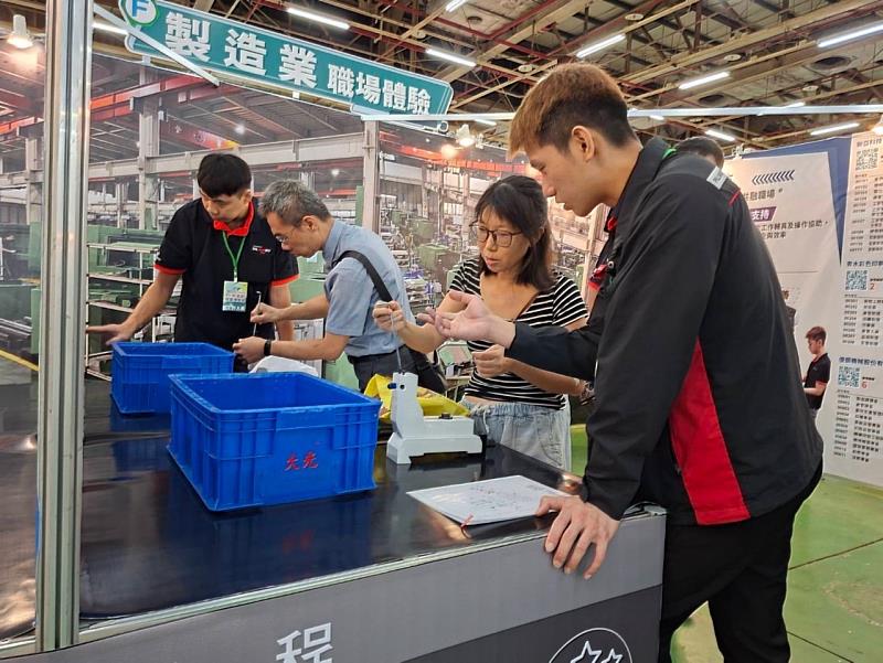 求職民眾参與製造業組件組立職場體驗。/pho]</p>

      <p>對45⁺求職者而言，工作不只要有薪水，能不能做得久、做得順，也很重要。這次就業博覽會特別聚焦中高齡及高齡者友善職場，40家參與徵才企業所導入的友善措施涵蓋6大面向，包括彈性調整工作時間、設置職場導師、提供職務再設計、專屬教育訓練教材、家庭照顧協助及工作關懷措施等，讓熟齡朋友更能安心重返職場。例如裕元花園酒店推動「裕元45⁺永續支持系統」，提供彈性工時及專屬陪伴人員；無印良品則定期辦理「50⁺社員交流會」，並導入職務再設計輔具，協助員工找到適合自己的工作方式。</p>

      <p>[pho]2026/20260907/00443487.202609071069523656m.jpg|求職者在徵才區接受面試。