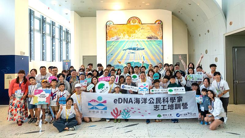海大攜手國泰人壽啟動「eDNA海洋公民科學家志工培訓計畫」。（前排中央手持大型手板者，左至右為國泰人壽協理連婉茹、海大永續長張文哲特聘教授、何攖寧教授）