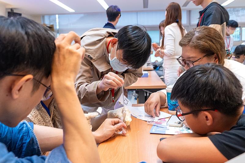 志工們專注地操作水樣採集。