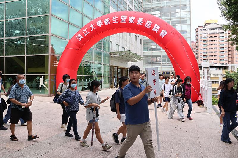 座談會後，新生與家長們依各學系引導進行後續交流。（圖／淡江大學提供）