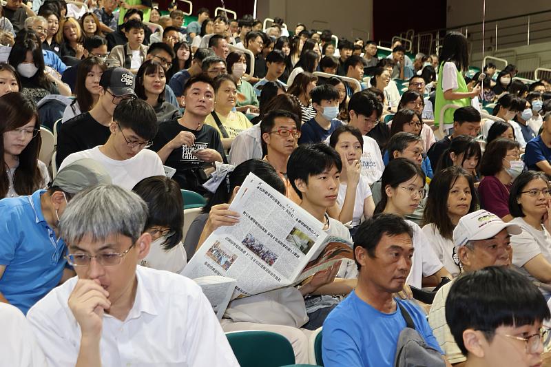 「115學年度新生暨家長座談會」中，不少新生與家長閱讀《淡江時報》。（圖／淡江大學提供）