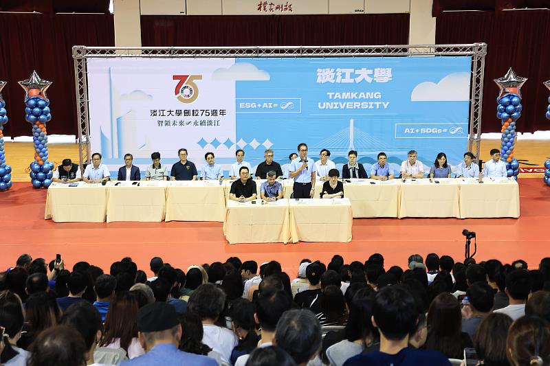 許輝煌校長率3位副校長、各學院院長及相關一、二級主管，和新生、家長們進行意見交流。（圖／淡江大學提供）