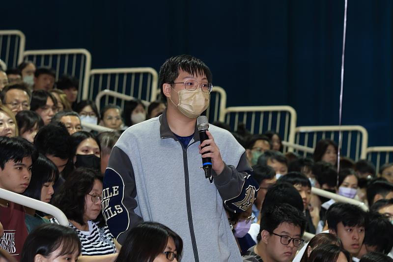 意見交流時段，新生提問課程修習問題。（圖／淡江大學提供）