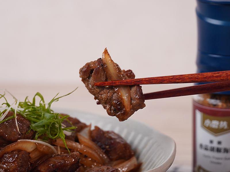 平底鍋炒牛肋條,蒜香胡椒海鹽不可少。