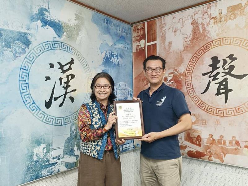 群景國際商務法律事務所所長蔡慧玲律師（左）頒贈廣播專訪感謝狀予禾呈室內裝修空間設計所首席設計師程致中（右）。